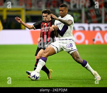 Mailand, Italien. 13.. November 2022. Brahim Diaz (L) von AC Milan steht mit Igor Julio von Fiorentina während eines Fußballspiels der Serie A in Mailand, Italien, am 13. November 2022. Quelle: Alberto Lingria/Xinhua/Alamy Live News Stockfoto