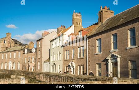 Eine Reihe von historischen Gebäuden in Quay Walls, Berwick upon Tweed, Northumberland, England, Großbritannien Stockfoto