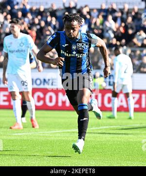 Bergamo, Italien. 13.. November 2022. Ademola Lookman von Atalanta feiert sein Tor am 13. November 2022 bei einem Fußballspiel der Serie A zwischen FC Inter und Atalanta in Bergamo, Italien. Quelle: Str/Xinhua/Alamy Live News Stockfoto