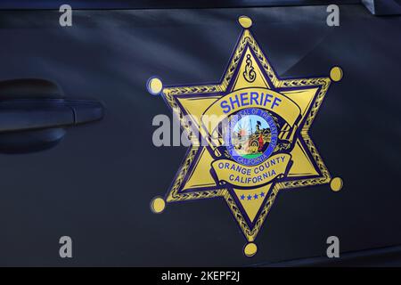 Los Angeles, CA / USA - 12. November 2022: Das Orange County, California Sheriff-Logo ist tagsüber auf der Seite eines Kaderwagens abgebildet. Stockfoto