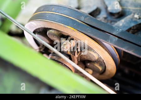 Hinter der Traktorrolle mit zwei Riemen in Nahaufnahme. Traktor für die Landwirtschaft, Landmaschinen Stockfoto