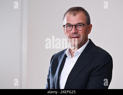 Stuttgart, Deutschland. 09.. November 2022. ACHTUNG: VERÖFFENTLICHUNGSTERMIN DIENSTAG, 15 00:01. Nov Andreas Schell, der neue CEO des Energieversorgers EnBW, hat während eines dpa-Interviews in den EnBW-Büros in Stuttgart aufgezeichnet. Quelle: Bernd Weißbrod/dpa/Alamy Live News Stockfoto
