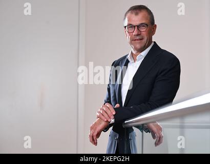 Stuttgart, Deutschland. 09.. November 2022. ACHTUNG: VERÖFFENTLICHUNGSTERMIN DIENSTAG, 15 00:01. Nov Andreas Schell, der neue CEO des Energieversorgers EnBW, hat während eines dpa-Interviews in den EnBW-Büros in Stuttgart aufgezeichnet. Quelle: Bernd Weißbrod/dpa/Alamy Live News Stockfoto