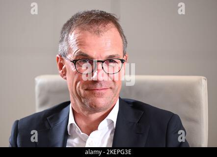Stuttgart, Deutschland. 09.. November 2022. ACHTUNG: VERÖFFENTLICHUNGSTERMIN DIENSTAG, 15 00:01. Nov *** Andreas Schell, der neue CEO des Energiekonzerns EnBW, hat während eines dpa-Interviews in den EnBW-Büros in Stuttgart aufgezeichnet. Quelle: Bernd Weißbrod/dpa/Alamy Live News Stockfoto