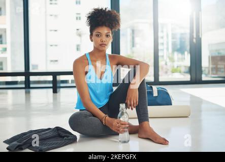 Im geht es um Gesundheit. Porträt einer jungen Frau, die sich nach dem Yoga-Kurs ausruhte. Stockfoto