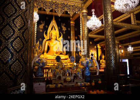 Phra Phuttha Chinnarat buddha Statue in vihara ucobot für thai-Reisende reisen besuchen Respekt beten im Wat Phra Si Rattana Mahathat oder Yai Te Stockfoto