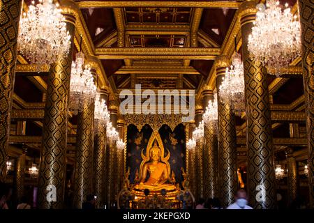 Phra Phuttha Chinnarat buddha Statue in vihara ucobot für thai-Reisende reisen besuchen Respekt beten im Wat Phra Si Rattana Mahathat oder Yai Te Stockfoto