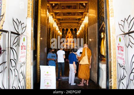 Phra Phuttha Chinnarat buddha Statue in vihara ucobot für thai-Reisende reisen besuchen Respekt beten im Wat Phra Si Rattana Mahathat oder Yai Te Stockfoto