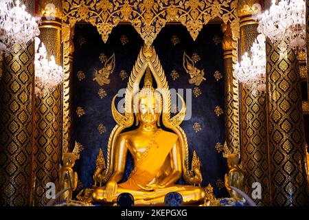 Das Innere der Vihara und Phra Phuttha Chinnarat buddha Statue für thailänder und ausländische Reisende reisen Besuch Respekt beten im Wat Phra Si Ratt Stockfoto