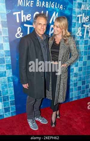 NEW YORK, NEW YORK - 13. NOVEMBER: Ben Stiller und Christine Taylor nehmen am 13. November 2022 an der Eröffnungsnacht „The Old man & the Pool“ im Vivian Beaumont Theater im Lincoln Center in New York City Teil. Kredit: Ron Adar/Alamy Live Nachrichten Stockfoto