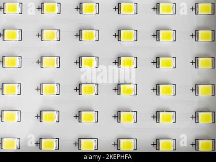 LED-Scheinwerfer Nahaufnahme Textur Hintergrund. LED-Technologien. Hintergrund der Dioden. LED-Taschenlampe. Stockfoto