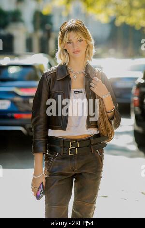 Street Style, Mia Regan bei der Ankunft in Miu Miu Spring Summer 2023 Show, die am 4. Oktober 2022 im Palais d Iena, Paris, Frankreich, stattfand. Foto von Marie-Paola Bertrand-Hillion/ABACAPRESS.COM Stockfoto