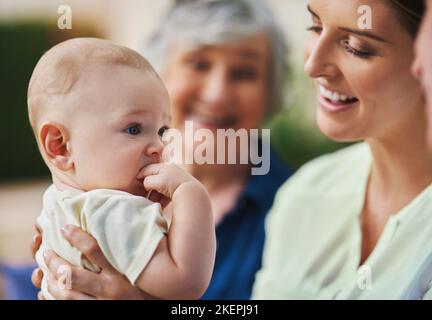 Sie liebten die kleine. Eine Familie aus drei Generationen, die Zeit im Freien verbrachte. Stockfoto