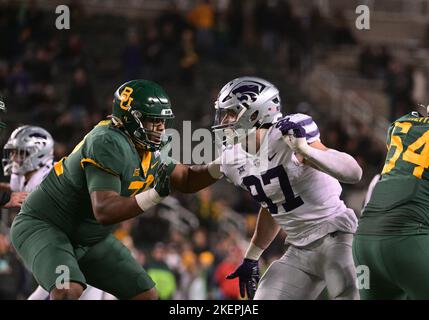 Waco, Texas, USA. 12.. November 2022. Kansas State Wildcats Defensive End Nate Matlack (97) stürmt Baylor Bears Offensivlineman Mose Jeffery (72) während der 2. Hälfte des NCAA Football Spiels zwischen den Kansas State Wildcats und Baylor Bears im McLane Stadium in Waco, Texas. Matthew Lynch/CSM/Alamy Live News Stockfoto