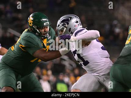 Waco, Texas, USA. 12.. November 2022. Kansas State Wildcats Defensive End Nate Matlack (97) stürmt Baylor Bears Offensivlineman Mose Jeffery (72) während der 2. Hälfte des NCAA Football Spiels zwischen den Kansas State Wildcats und Baylor Bears im McLane Stadium in Waco, Texas. Matthew Lynch/CSM/Alamy Live News Stockfoto