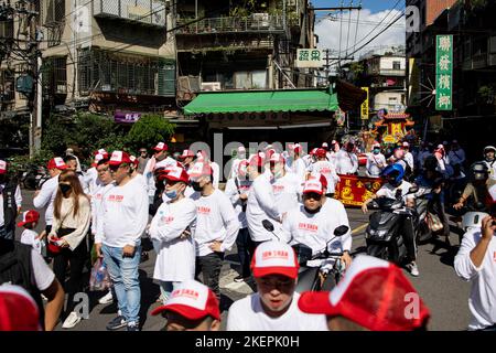 New Taipei, Taiwan. 13.. November 2022. Massengruppen von Freiwilligen, die am hinteren Teil der Parade gesehen wurden. Eine religiöse Parade, die von lokalen Tempeln im Raum Taipei durchgeführt wird, um den Jahrestag der Tempel zu feiern und als politische Kampagnen für die bevorstehenden Kommunalwahlen in Taiwan zu dienen. Kredit: SOPA Images Limited/Alamy Live Nachrichten Stockfoto