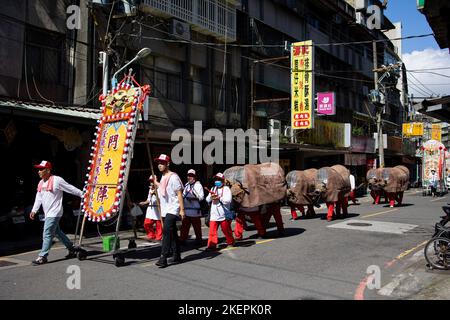 New Taipei, Taiwan. 13.. November 2022. Darsteller in Kostümen als Stier nehmen an der Parade Teil. Eine religiöse Parade, die von lokalen Tempeln im Raum Taipei durchgeführt wird, um den Jahrestag der Tempel zu feiern und als politische Kampagnen für die bevorstehenden Kommunalwahlen in Taiwan zu dienen. Kredit: SOPA Images Limited/Alamy Live Nachrichten Stockfoto