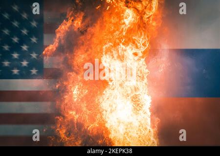 Flaggen der USA und Russlands auf brennendem dunklen Hintergrund. Konzept der Kriegskrise und der politischen Konflikte zwischen den Nationen. Anstacheln des ethnischen Hasses Stockfoto