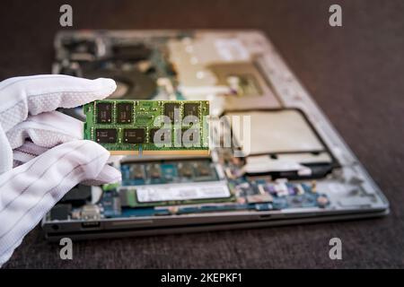 Wahlfreier Speicher für den Austausch des Laptops. Erhöhen Sie die RAM-Größe im Computer. ddr 3 ddr 4 Stockfoto