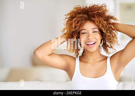 Mädchen, lassen Sie einfach die Haare runter. Eine junge Frau, die sich am Wochenende zu Hause entspannt. Stockfoto