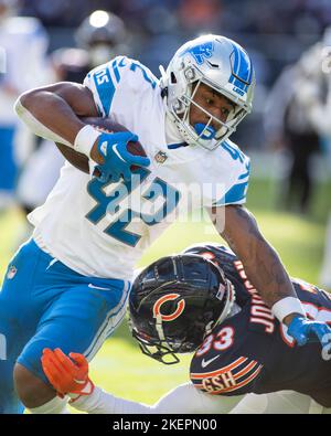 Chicago, IL, USA. 13.. November 2022. Chicago Bears #33 Jaylon Johnson tackles Lions #42 Justin Jackson während eines Spiels gegen die Detroit Lions in Chicago, IL. Mike Wulf/CSM/Alamy Live News Stockfoto