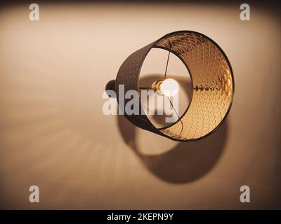 Lampe an der Decke, die einen schönen Schatten wirft Stockfoto