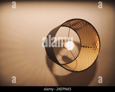 Lampe an der Decke, die einen schönen Schatten wirft Stockfoto