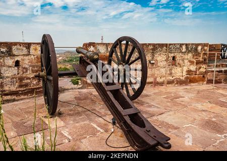 Vintage Kanone gehalten an der Spitze des Forts mit hellen Himmel aus verschiedenen Winkeln Stockfoto