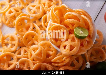 Chicharrones de Harina. Auch bekannt als Duros, Duritos, mexikanische Wagenräder oder Pinwheels, sind sie ein sehr beliebter Snack aus Mehl, häufig accom Stockfoto