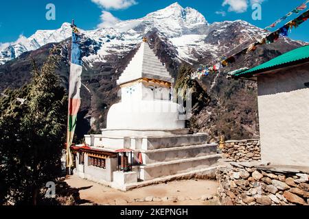 Schöne traditionelle weiße Stein Stupa mit Budda Augen im Himalaya, Nepal. Stockfoto