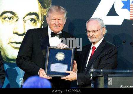 New York, Usa. 13.. November 2022. Der ehemalige Präsident Donald Trump (R) und Morton Klein, Präsident der Zionistischen Organisation von Amerika (ZOA), hielten bei der Gala der ZOA Theodor Herzl im Pier Sixty an den Chelsea Piers in New York City das ZOA-Goldmedaillon Theodor Herzl ab, das Präsident Trump gerade verliehen wurde. Kredit: SOPA Images Limited/Alamy Live Nachrichten Stockfoto