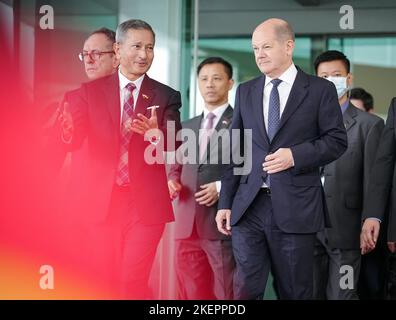 Singapur, Singapur. 14.. November 2022. Vivian Balakrishnan (l.), Außenministerin von Singapur, empfängt Bundeskanzler Olaf Scholz (r, SPD) auf dem Changi International Airport in Singapur. In Singapur nimmt die Kanzlerin an der Asien-Pazifik-Konferenz der deutschen Wirtschaft Teil, bevor sie am Abend zum Gipfel G20 nach Bali, Indonesien, weiterfährt. Quelle: Kay Nietfeld/dpa/Alamy Live News Stockfoto