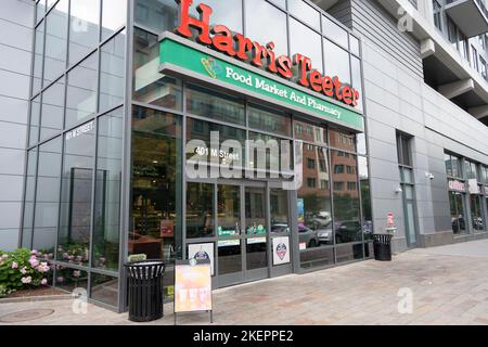 Vorderansicht eines Harris Teeter Food Market and Pharmacy in Washington, DC, gesehen am Mittwoch, den 22. Juni 2022. Stockfoto