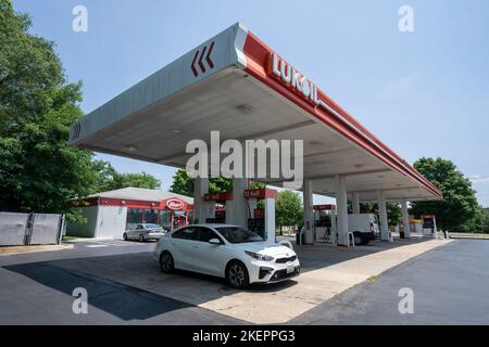 Eine LUKOIL-Tankstelle in Malvern, Pennsylvania, gesehen am Mittwoch, den 22. Juni 2022. Stockfoto