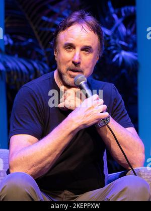 Miami, Vereinigte Staaten Von Amerika. 13.. November 2022. MIAMI, FL - NOV 13: Kevin Nealon wird während Kevin Nealon im Gespräch mit Alan Zweibel auf der Miami Book Fair am 13. November 2022 in Miami, Florida, gesehen. (Foto von Alberto E. Tamargo/Sipa USA) Quelle: SIPA USA/Alamy Live News Stockfoto