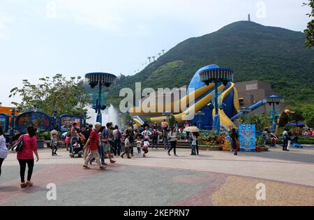 Außenarchitektur von Fahrgeschäften und Achterbahnen im Animal Vergnügungspark in Wong Chuk Hang und Nam Long Shan - Hong Kong Stockfoto