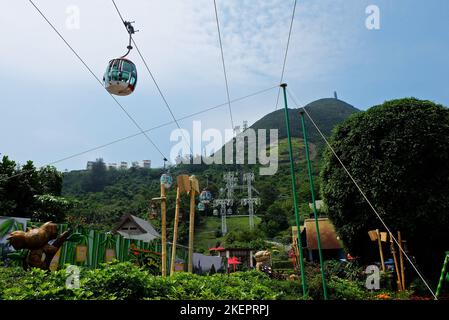 Außenarchitektur von Fahrgeschäften und Achterbahnen im Animal Vergnügungspark in Wong Chuk Hang und Nam Long Shan - Hong Kong Stockfoto