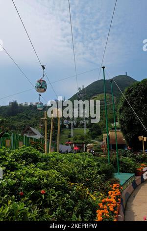 Außenarchitektur von Fahrgeschäften und Achterbahnen im Animal Vergnügungspark in Wong Chuk Hang und Nam Long Shan - Hong Kong Stockfoto