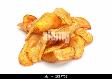 Köstliche Kartoffelchips in Nahaufnahme isoliert auf weißem Hintergrund mit Schatten Stockfoto