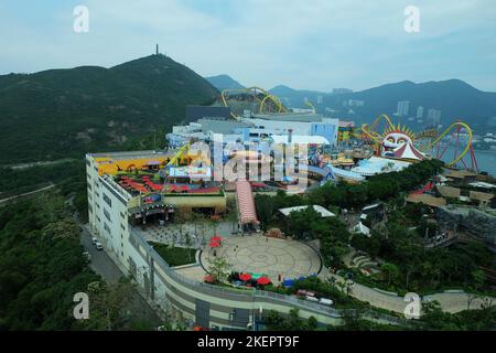 Außenarchitektur von Fahrgeschäften und Achterbahnen im Animal Vergnügungspark in Wong Chuk Hang und Nam Long Shan - Hong Kong Stockfoto