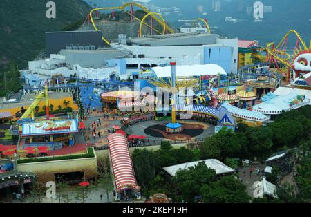 Außenarchitektur von Fahrgeschäften und Achterbahnen im Animal Vergnügungspark in Wong Chuk Hang und Nam Long Shan - Hong Kong Stockfoto
