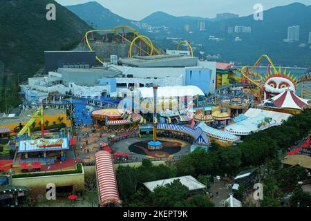 Außenarchitektur von Fahrgeschäften und Achterbahnen im Animal Vergnügungspark in Wong Chuk Hang und Nam Long Shan - Hong Kong Stockfoto