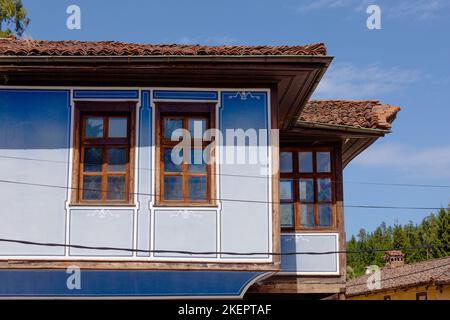 Kopfsteinpflasterstraßen mit alten Häusern in der historischen Stadt Koprivshtitsa, Bulgarien Stockfoto