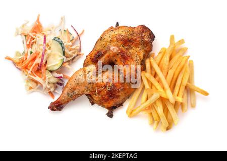 Halber Hähnchentabak mit einem Haufen pommes Frites und Kohlkrautsalat auf weißem Hintergrund Stockfoto