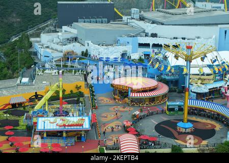 Außenarchitektur von Fahrgeschäften und Achterbahnen im Animal Vergnügungspark in Wong Chuk Hang und Nam Long Shan - Hong Kong Stockfoto