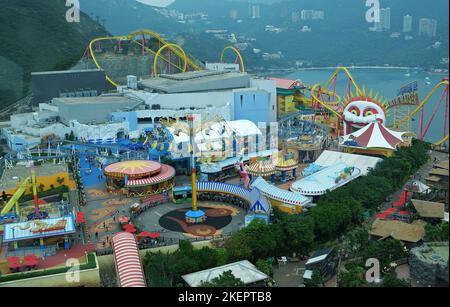 Außenarchitektur von Fahrgeschäften und Achterbahnen im Animal Vergnügungspark in Wong Chuk Hang und Nam Long Shan - Hong Kong Stockfoto