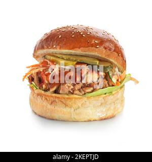 Gezogener Kebab-Burger mit Salat auf einem gesunden Vollweizenbrötchen auf weißem Hintergrund Stockfoto