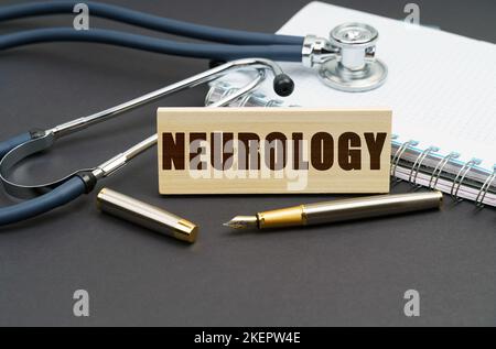 Medizinkonzept. Auf dem Tisch befindet sich ein Notizbuch, ein Stethoskop und ein Schild mit der Aufschrift - NEUROLOGIE Stockfoto