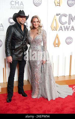 09. Nov. 2022 - Nashville, Tennessee; USA - JASON ALDEAN kommt zu den jährlichen CMA Awards 56., die in der Bridgestone Arena in der Innenstadt von Nashville stattfanden. Copyright 2022 Jason Moore. (Bild: © Jason Moore/ZUMA Press Wire) Stockfoto