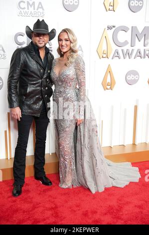 09. Nov. 2022 - Nashville, Tennessee; USA - JASON ALDEAN kommt zu den jährlichen CMA Awards 56., die in der Bridgestone Arena in der Innenstadt von Nashville stattfanden. Copyright 2022 Jason Moore. (Bild: © Jason Moore/ZUMA Press Wire) Stockfoto